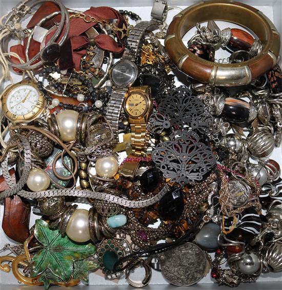 A quantity of mixed costume jewellery.